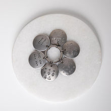 Lade das Bild in den Galerie-Viewer, Personalisierter Makramee Schlüsselanhänger