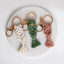 Lade das Bild in den Galerie-Viewer, Personalisierter Makramee Schlüsselanhänger