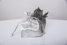 Lade das Bild in den Galerie-Viewer, Monmente Create your own tiny Initial Bracelet